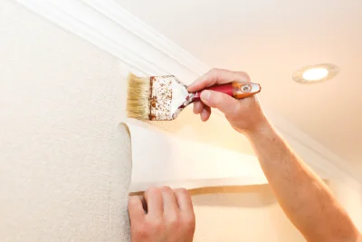 Pose de papier peint à Cerisé — revêtements muraux et toiles de verre